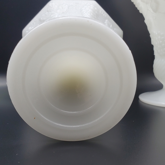 Anchor Hocking White Milk Glass Vase Vintage Grapes Ivy Pattern Anchorglass - Picture 8 of 10